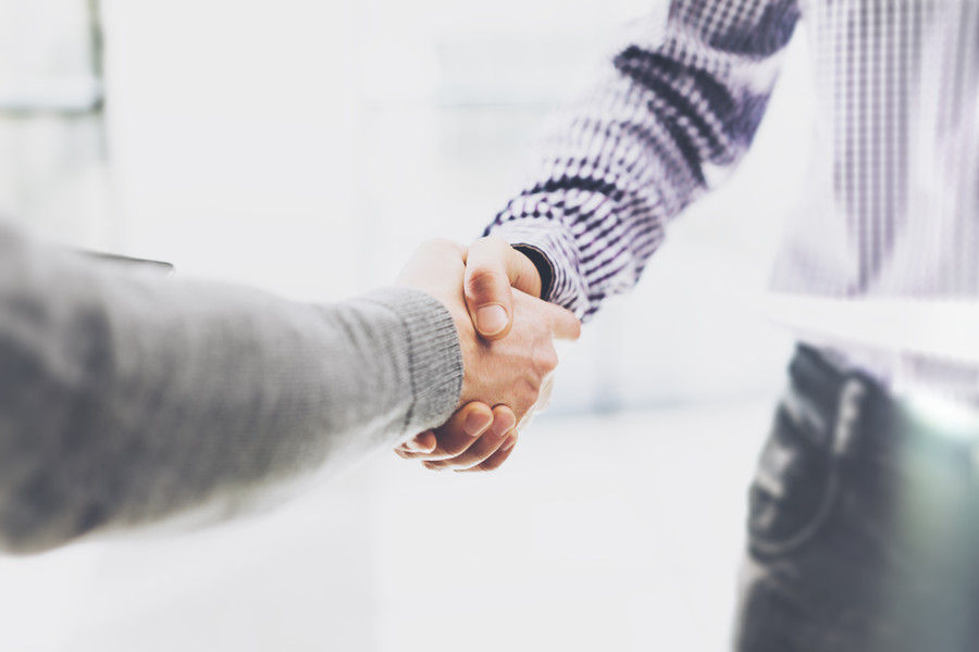 當家庭遇上“賭神”和“酒仙”:深圳婚姻律師教你如何保護小天使的安全